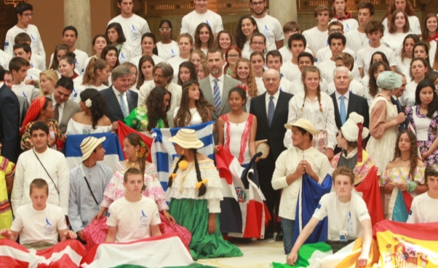 Su Alteza Real el Príncipe de Asturias junto a las personalidades asistentes a la audiencia y jóvenes expedicionarios de la "Ruta Quetzal BBVA 2013"